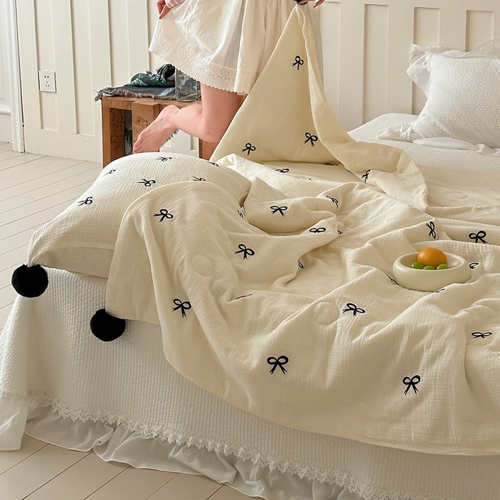 91家纺网 家纺一手货源 找家纺 圆岛家纺 2025新款全棉皱皱纱蝴蝶结刺绣夏被被子被芯 奶油白