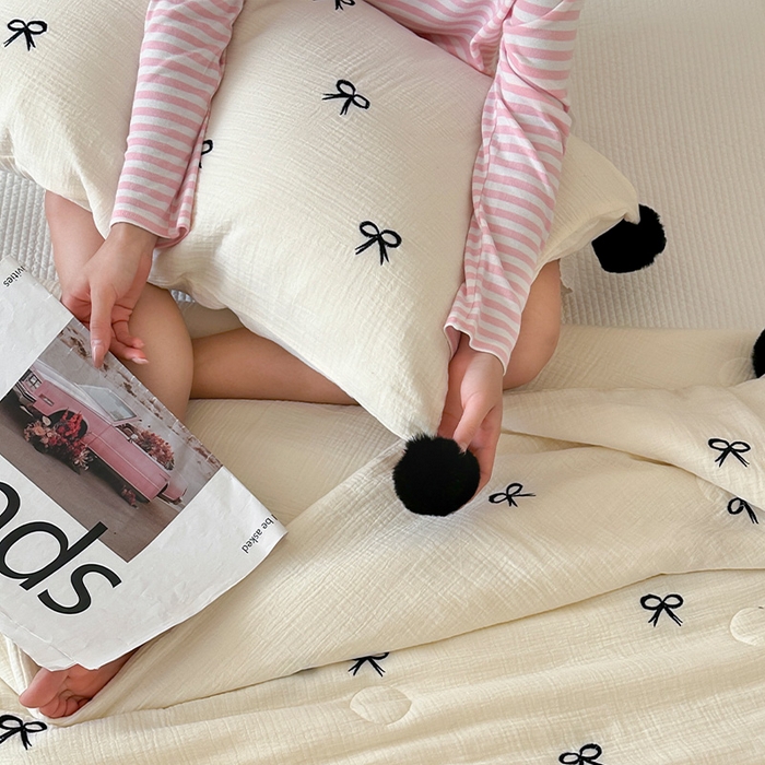 91家纺网 家纺一手货源 找家纺 圆岛家纺 2025新款全棉皱皱纱蝴蝶结刺绣夏被被子被芯 奶油白