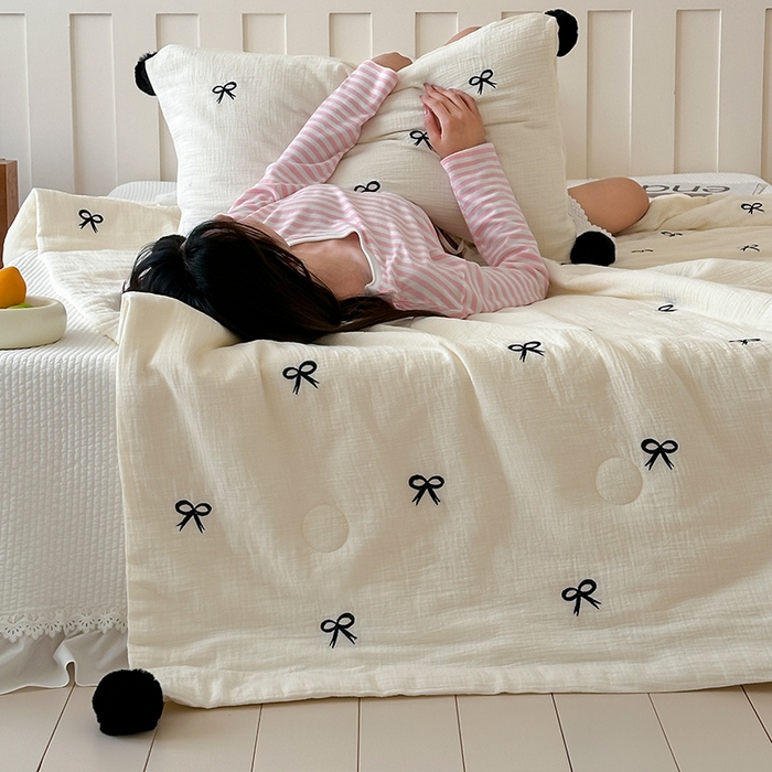 91家纺网 家纺一手货源 找家纺 圆岛家纺 2025新款全棉皱皱纱蝴蝶结刺绣夏被被子被芯 奶油白