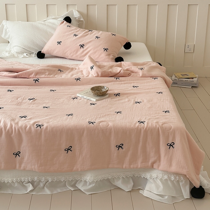 91家纺网 家纺一手货源 找家纺 圆岛家纺 2025新款全棉皱皱纱蝴蝶结刺绣夏被被子被芯 贝壳粉