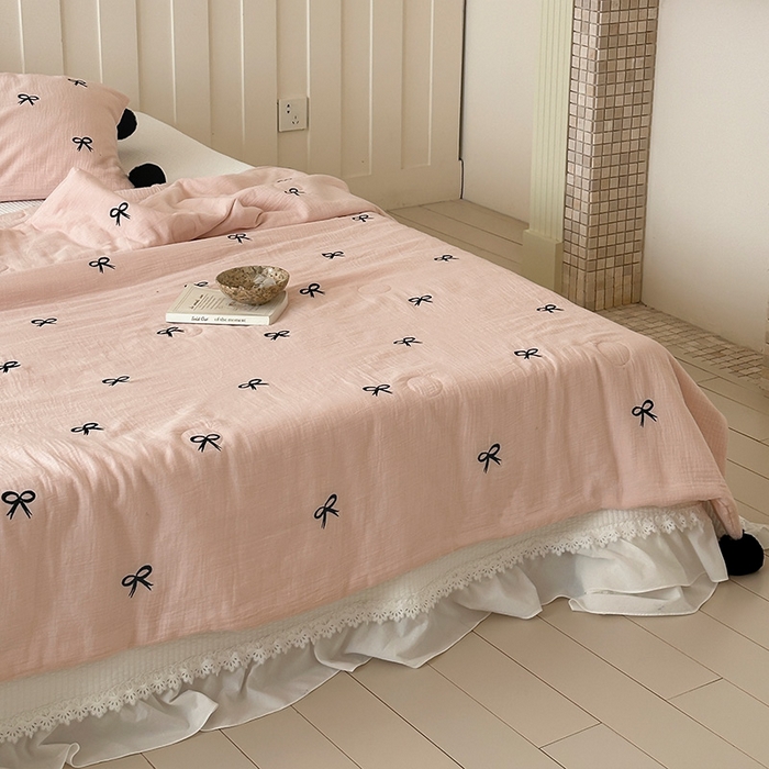 91家纺网 家纺一手货源 找家纺 圆岛家纺 2025新款全棉皱皱纱蝴蝶结刺绣夏被被子被芯 贝壳粉