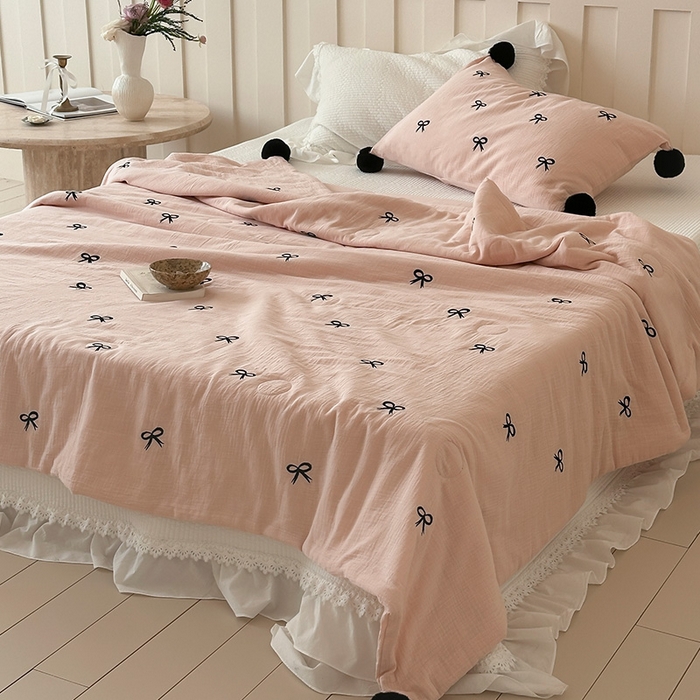 91家纺网 家纺一手货源 找家纺 圆岛家纺 2025新款全棉皱皱纱蝴蝶结刺绣夏被被子被芯 贝壳粉