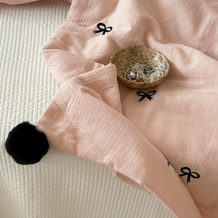 91家纺网 家纺一手货源 找家纺 圆岛家纺 2025新款全棉皱皱纱蝴蝶结刺绣夏被被子被芯 贝壳粉