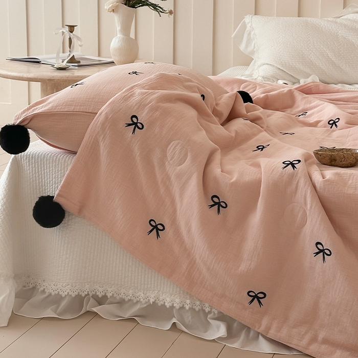 91家纺网 家纺一手货源 找家纺 圆岛家纺 2025新款全棉皱皱纱蝴蝶结刺绣夏被被子被芯 贝壳粉