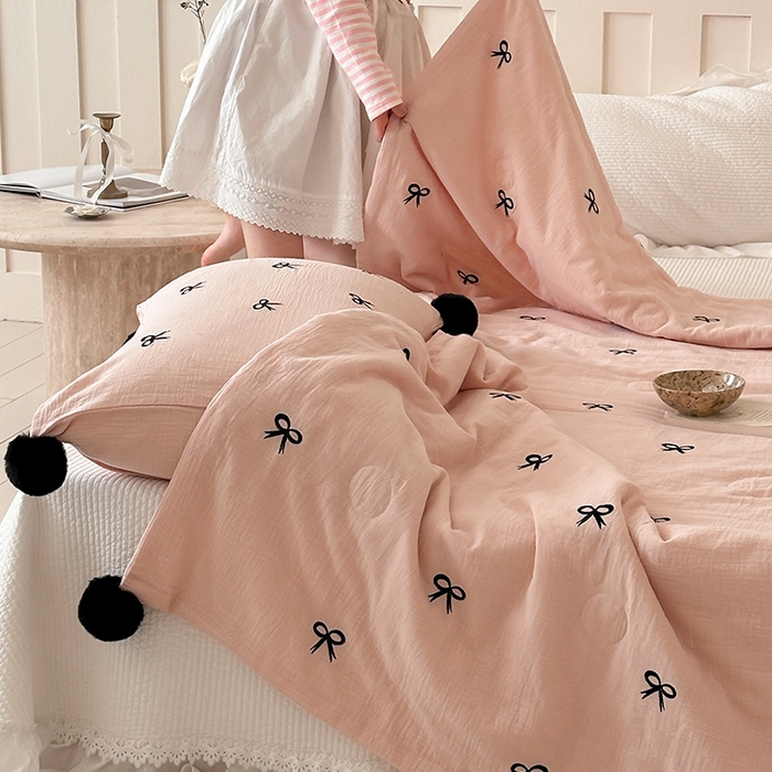 91家纺网 家纺一手货源 找家纺 圆岛家纺 2025新款全棉皱皱纱蝴蝶结刺绣夏被被子被芯 贝壳粉