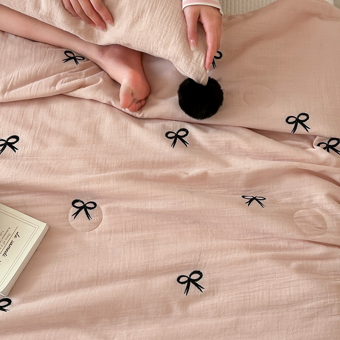 91家纺网 家纺一手货源 找家纺 圆岛家纺 2025新款全棉皱皱纱蝴蝶结刺绣夏被被子被芯 贝壳粉