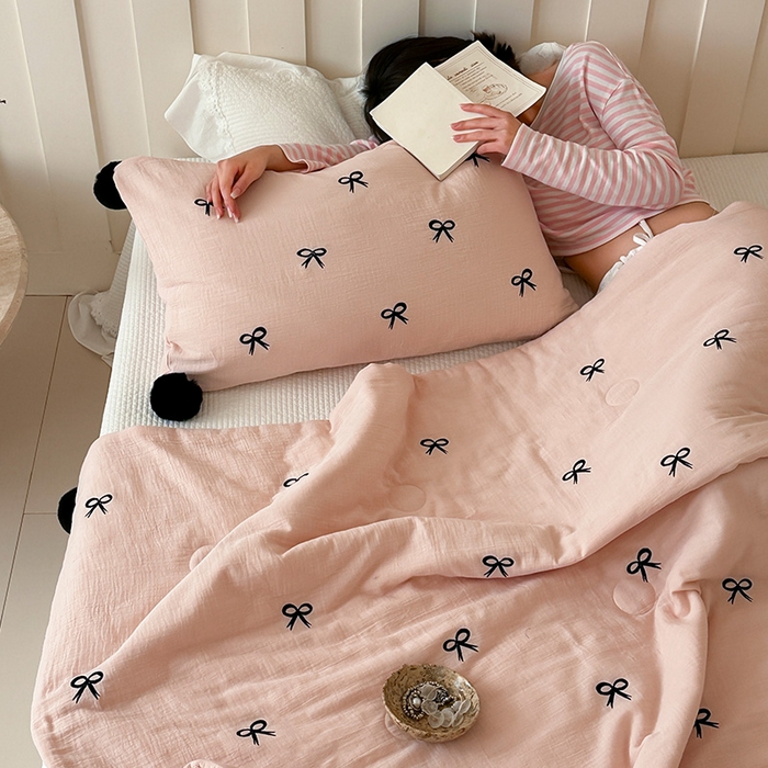 91家纺网 家纺一手货源 找家纺 圆岛家纺 2025新款全棉皱皱纱蝴蝶结刺绣夏被被子被芯 贝壳粉