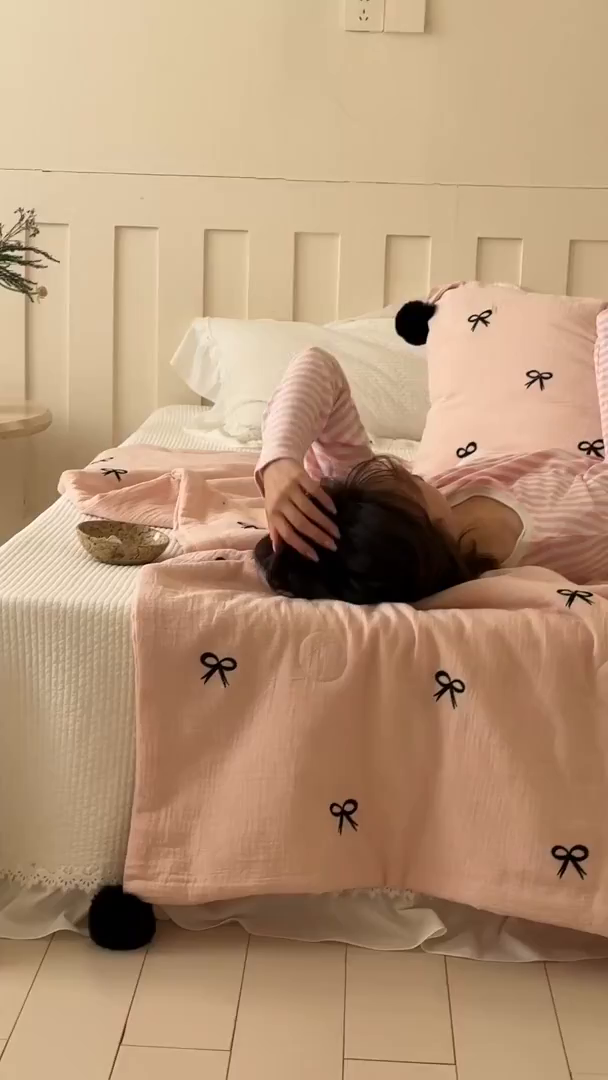 91家纺网 家纺一手货源 找家纺 圆岛家纺 2025新款全棉皱皱纱蝴蝶结刺绣夏被被子被芯 贝壳粉