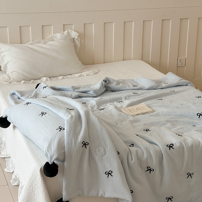 91家纺网 家纺一手货源 找家纺 圆岛家纺 2025新款全棉皱皱纱蝴蝶结刺绣夏被被子被芯 海盐蓝