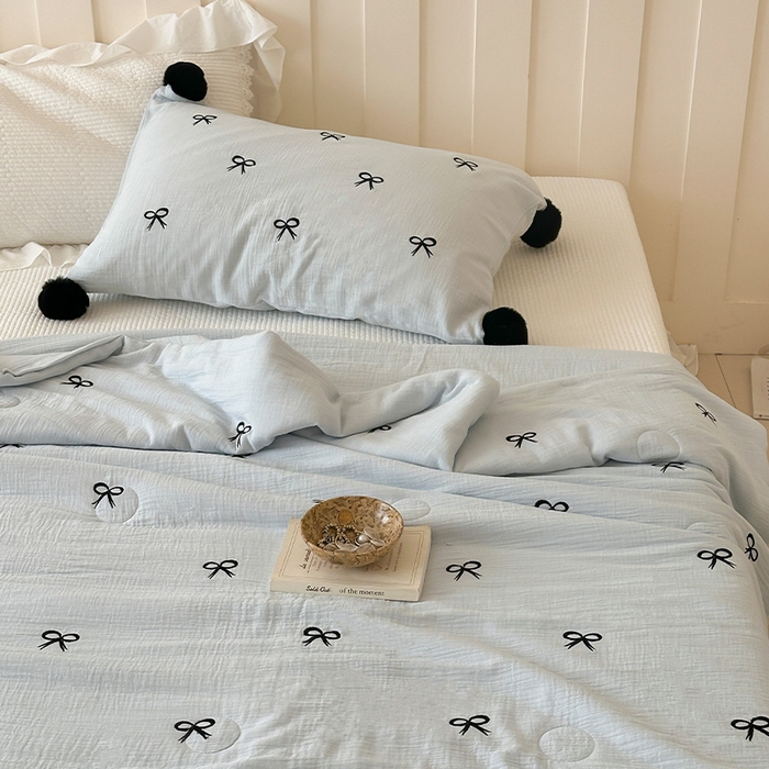 91家纺网 家纺一手货源 找家纺 圆岛家纺 2025新款全棉皱皱纱蝴蝶结刺绣夏被被子被芯 海盐蓝