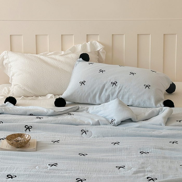 91家纺网 家纺一手货源 找家纺 圆岛家纺 2025新款全棉皱皱纱蝴蝶结刺绣夏被被子被芯 海盐蓝