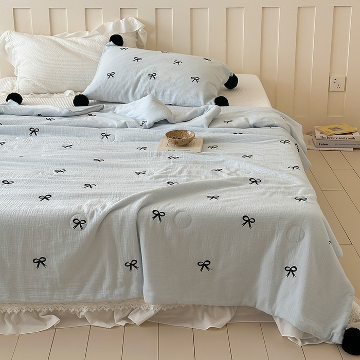 91家纺网 家纺一手货源 找家纺 圆岛家纺 2025新款全棉皱皱纱蝴蝶结刺绣夏被被子被芯 海盐蓝