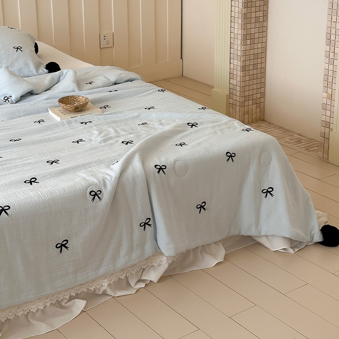 91家纺网 家纺一手货源 找家纺 圆岛家纺 2025新款全棉皱皱纱蝴蝶结刺绣夏被被子被芯 海盐蓝