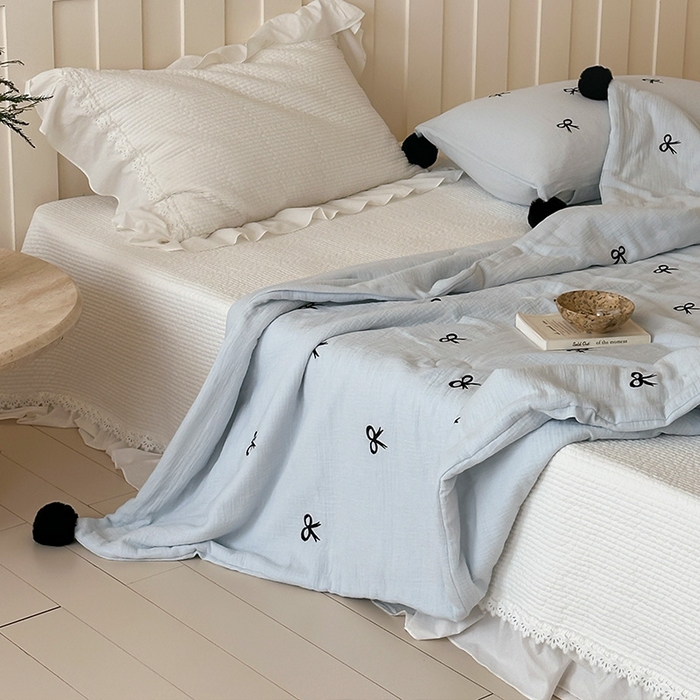 91家纺网 家纺一手货源 找家纺 圆岛家纺 2025新款全棉皱皱纱蝴蝶结刺绣夏被被子被芯 海盐蓝