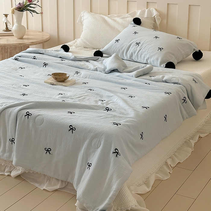 91家纺网 家纺一手货源 找家纺 圆岛家纺 2025新款全棉皱皱纱蝴蝶结刺绣夏被被子被芯 海盐蓝