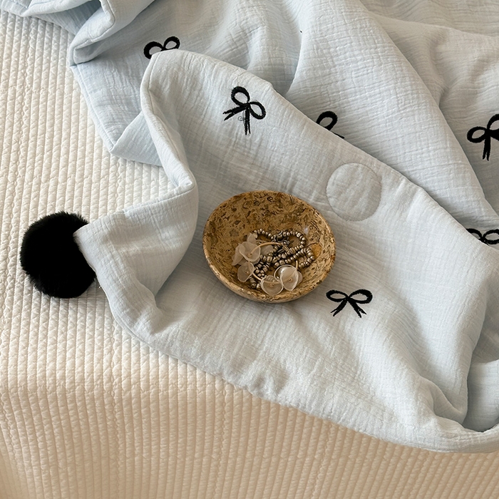 91家纺网 家纺一手货源 找家纺 圆岛家纺 2025新款全棉皱皱纱蝴蝶结刺绣夏被被子被芯 海盐蓝