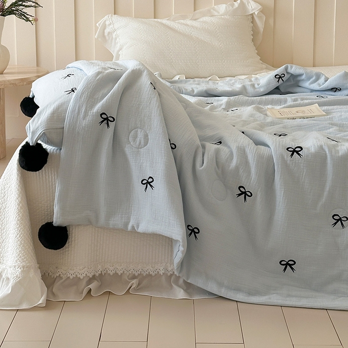 91家纺网 家纺一手货源 找家纺 圆岛家纺 2025新款全棉皱皱纱蝴蝶结刺绣夏被被子被芯 海盐蓝