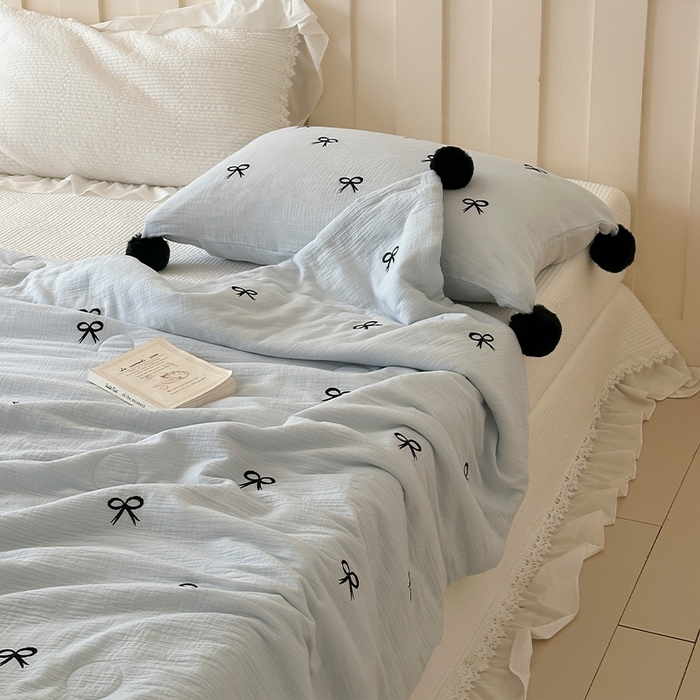 91家纺网 家纺一手货源 找家纺 圆岛家纺 2025新款全棉皱皱纱蝴蝶结刺绣夏被被子被芯 海盐蓝