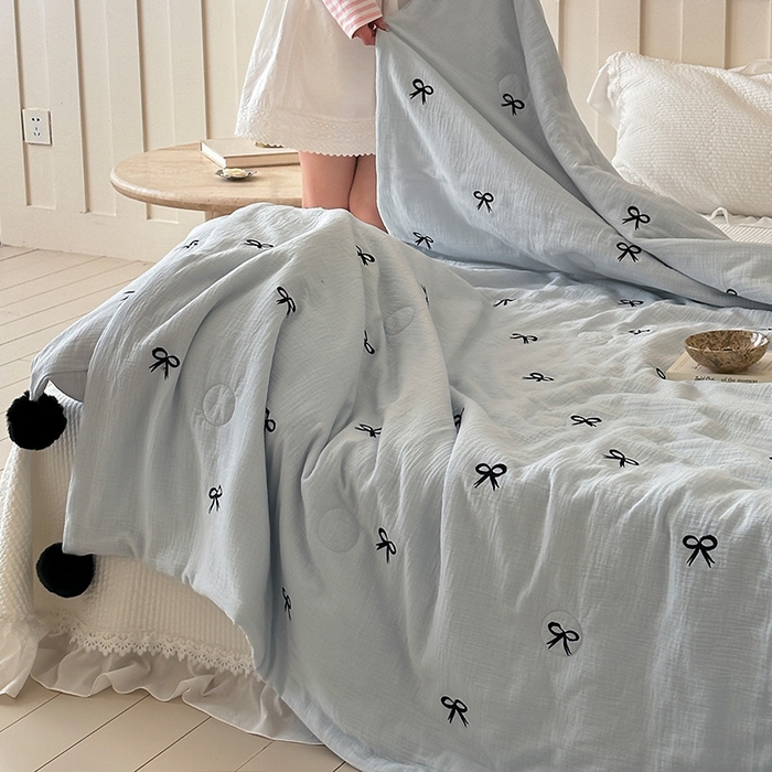 91家纺网 家纺一手货源 找家纺 圆岛家纺 2025新款全棉皱皱纱蝴蝶结刺绣夏被被子被芯 海盐蓝