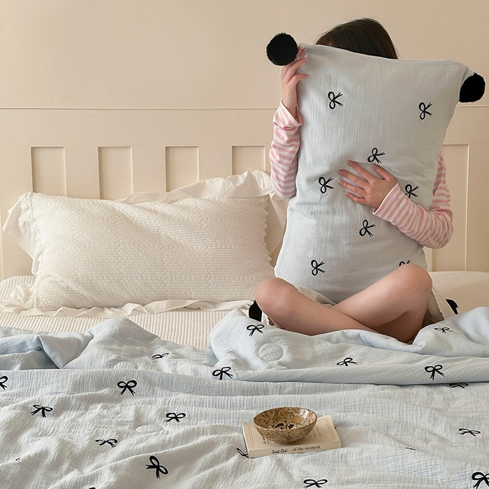 91家纺网 家纺一手货源 找家纺 圆岛家纺 2025新款全棉皱皱纱蝴蝶结刺绣夏被被子被芯 海盐蓝