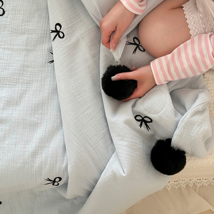 91家纺网 家纺一手货源 找家纺 圆岛家纺 2025新款全棉皱皱纱蝴蝶结刺绣夏被被子被芯 海盐蓝