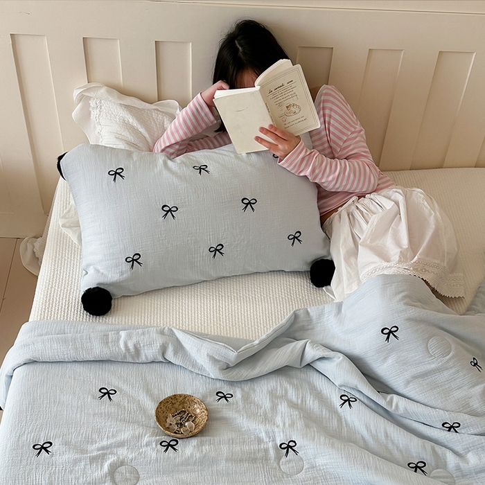 91家纺网 家纺一手货源 找家纺 圆岛家纺 2025新款全棉皱皱纱蝴蝶结刺绣夏被被子被芯 海盐蓝