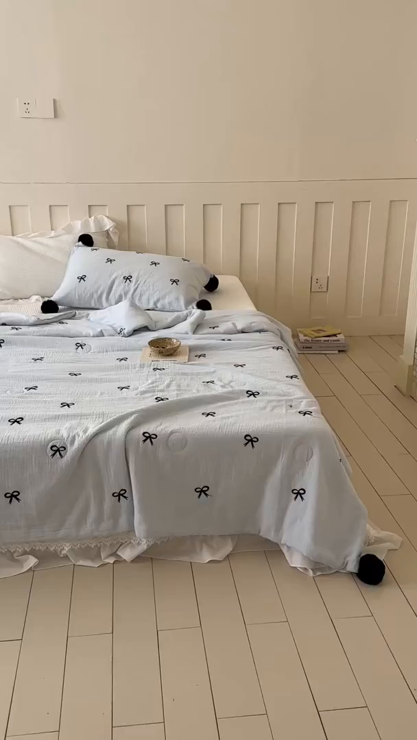 91家纺网 家纺一手货源 找家纺 圆岛家纺 2025新款全棉皱皱纱蝴蝶结刺绣夏被被子被芯 海盐蓝