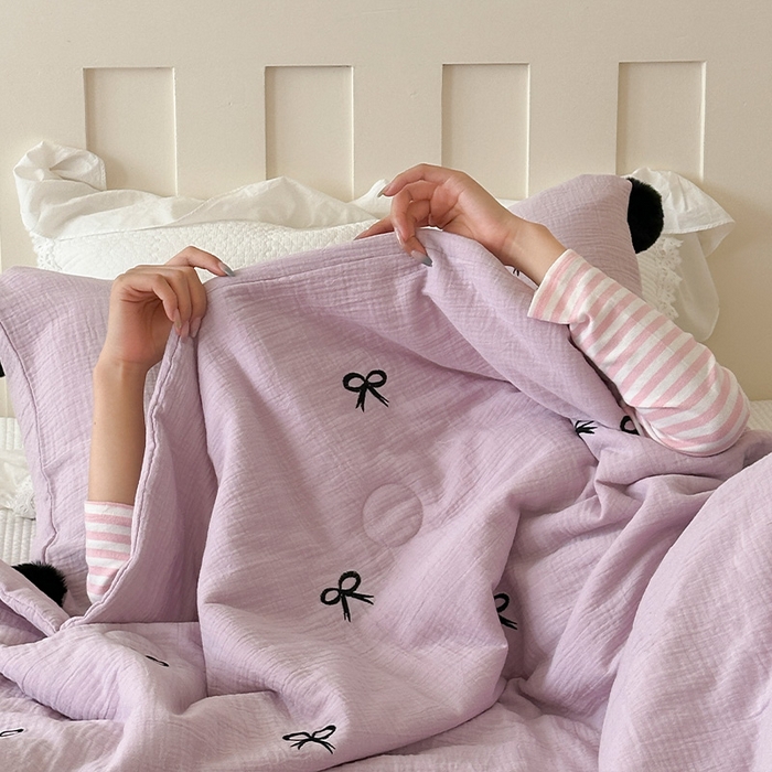 91家纺网 家纺一手货源 找家纺 圆岛家纺 2025新款全棉皱皱纱蝴蝶结刺绣夏被被子被芯 芋泥紫