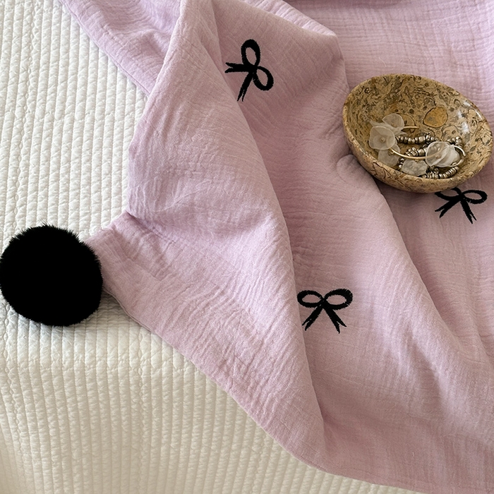 91家纺网 家纺一手货源 找家纺 圆岛家纺 2025新款全棉皱皱纱蝴蝶结刺绣夏被被子被芯 芋泥紫