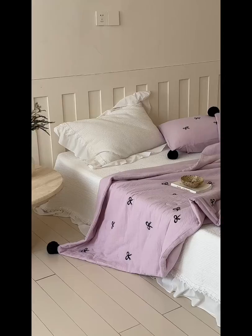 91家纺网 家纺一手货源 找家纺 圆岛家纺 2025新款全棉皱皱纱蝴蝶结刺绣夏被被子被芯 芋泥紫