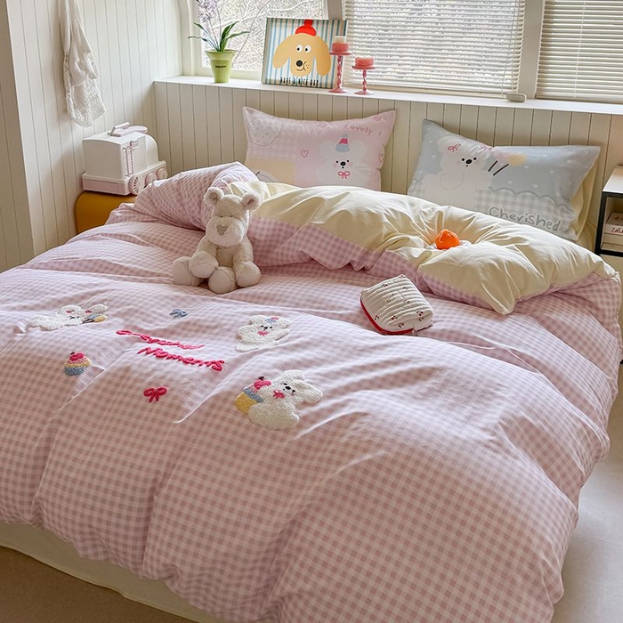 91家纺网 家纺一手货源 找家纺 美乐迪家纺 2025新款全棉毛巾绣四件套格子系列 可爱哆哆