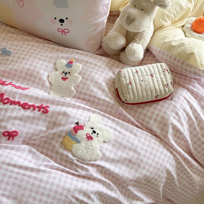 91家纺网 家纺一手货源 找家纺 美乐迪家纺 2025新款全棉毛巾绣四件套格子系列 可爱哆哆