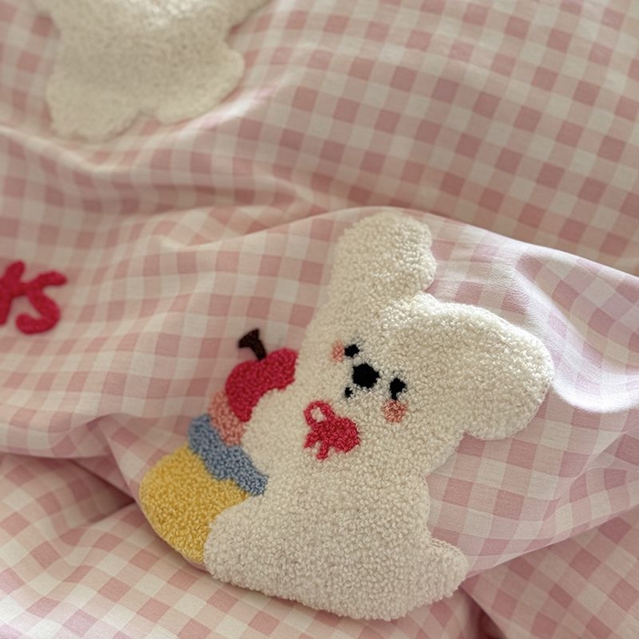 91家纺网 家纺一手货源 找家纺 美乐迪家纺 2025新款全棉毛巾绣四件套格子系列 可爱哆哆