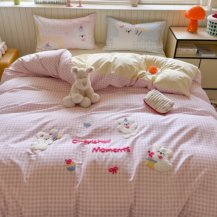 91家纺网 家纺一手货源 找家纺 美乐迪家纺 2025新款全棉毛巾绣四件套格子系列 可爱哆哆