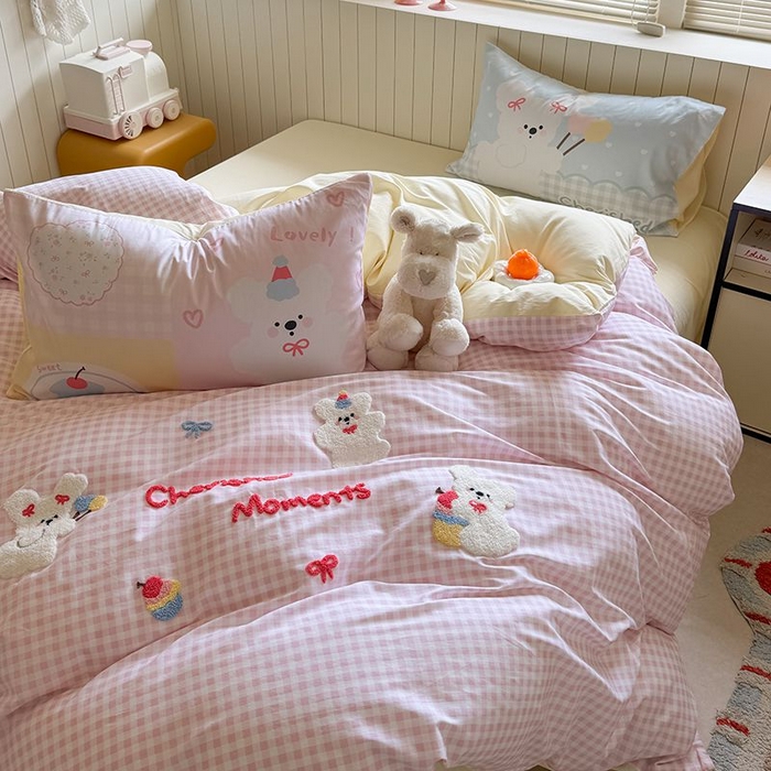 91家纺网 家纺一手货源 找家纺 美乐迪家纺 2025新款全棉毛巾绣四件套格子系列 可爱哆哆