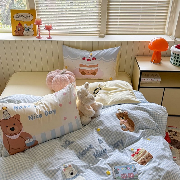 91家纺网 家纺一手货源 找家纺 美乐迪家纺 2025新款全棉毛巾绣四件套格子系列 趣味小熊