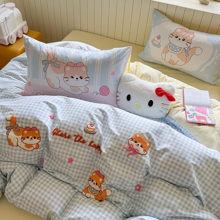 91家纺网 家纺一手货源 找家纺 美乐迪家纺 2025新款全棉毛巾绣四件套格子系列 猫咪日记