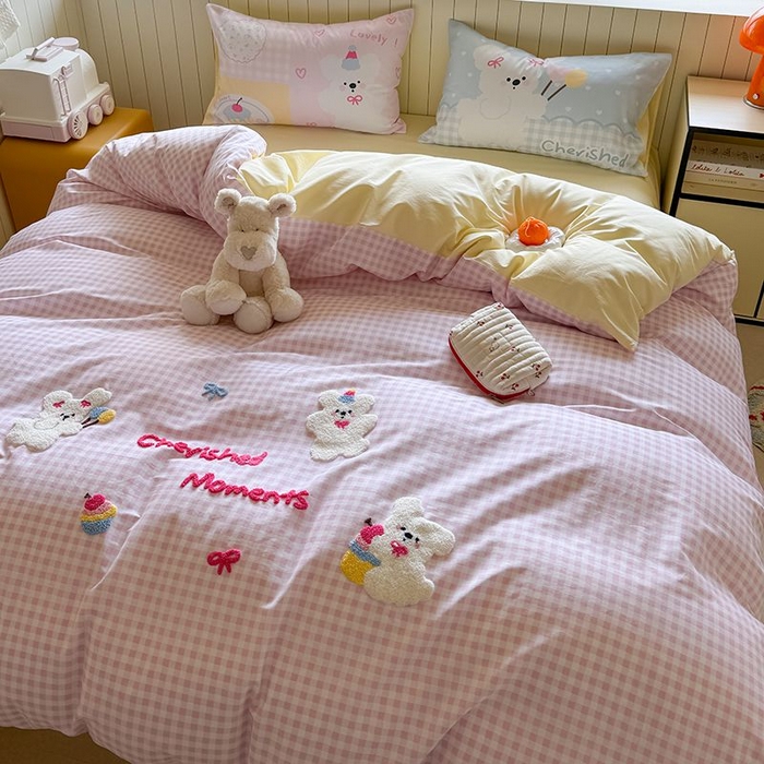 91家纺网 家纺一手货源 找家纺 美乐迪家纺 2025新款全棉毛巾绣四件套格子系列 可爱哆哆