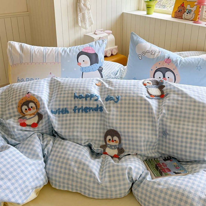 91家纺网 家纺一手货源 找家纺 美乐迪家纺 2025新款全棉毛巾绣四件套格子系列 旅行企鹅