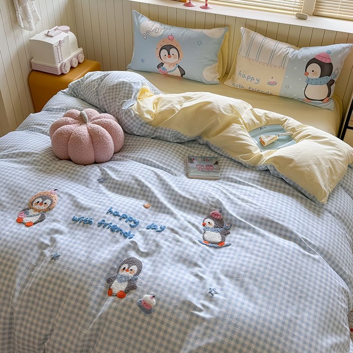 91家纺网 家纺一手货源 找家纺 美乐迪家纺 2025新款全棉毛巾绣四件套格子系列 旅行企鹅