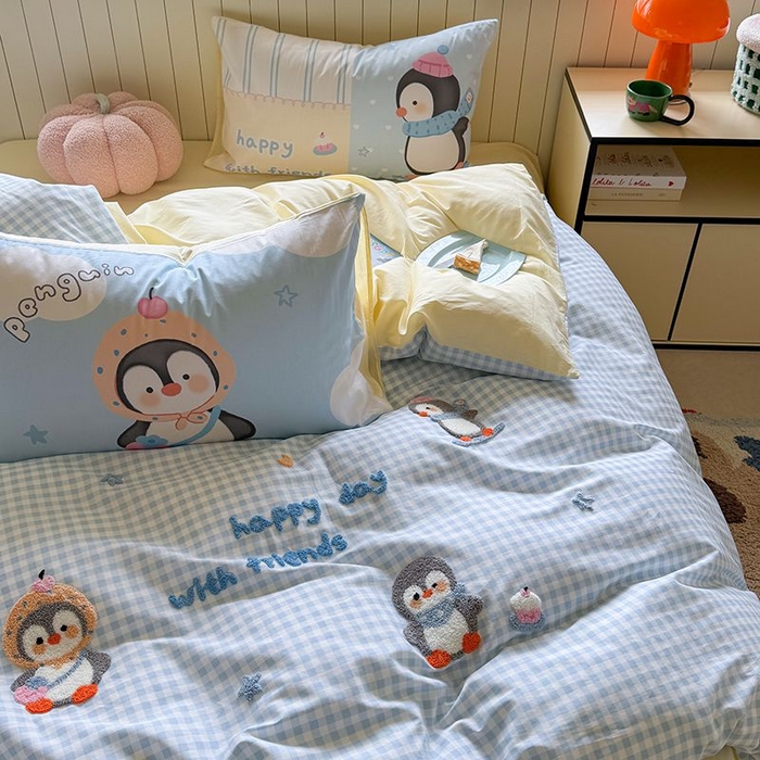 91家纺网 家纺一手货源 找家纺 美乐迪家纺 2025新款全棉毛巾绣四件套格子系列 旅行企鹅