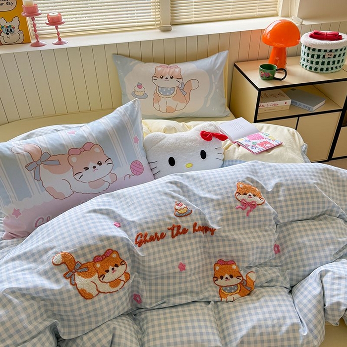 91家纺网 家纺一手货源 找家纺 美乐迪家纺 2025新款全棉毛巾绣四件套格子系列 猫咪日记