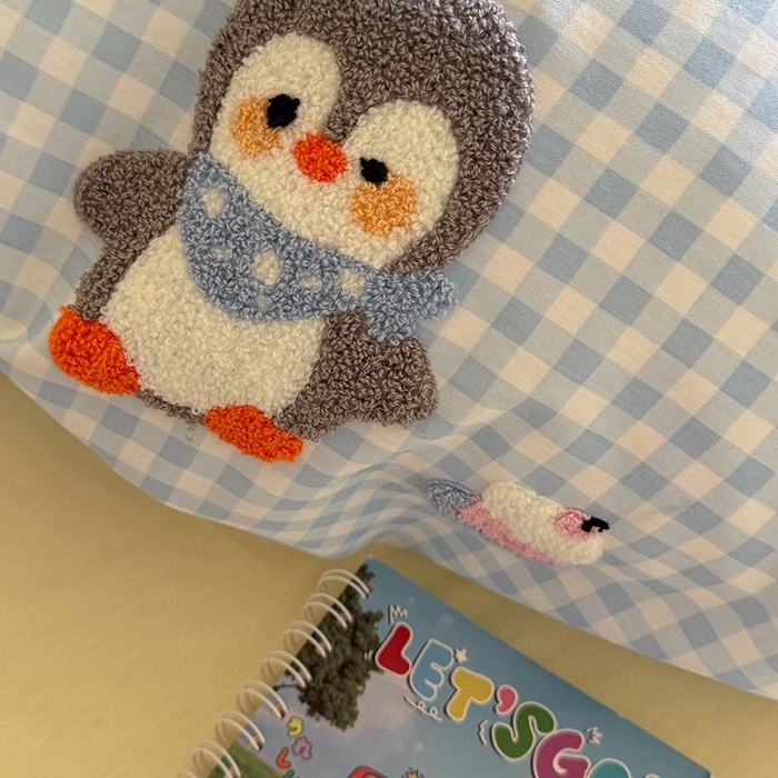 91家纺网 家纺一手货源 找家纺 美乐迪家纺 2025新款全棉毛巾绣四件套格子系列 旅行企鹅