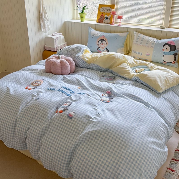 91家纺网 家纺一手货源 找家纺 美乐迪家纺 2025新款全棉毛巾绣四件套格子系列 旅行企鹅