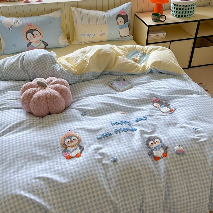 91家纺网 家纺一手货源 找家纺 美乐迪家纺 2025新款全棉毛巾绣四件套格子系列 旅行企鹅