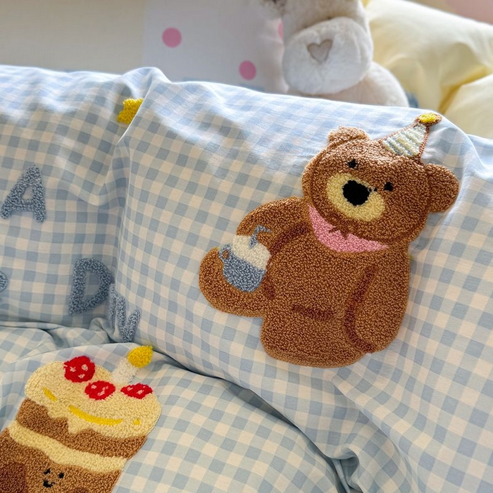 91家纺网 家纺一手货源 找家纺 美乐迪家纺 2025新款全棉毛巾绣四件套格子系列 趣味小熊