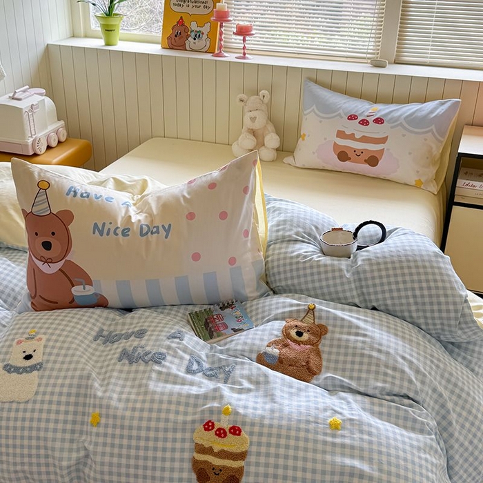 91家纺网 家纺一手货源 找家纺 美乐迪家纺 2025新款全棉毛巾绣四件套格子系列 趣味小熊