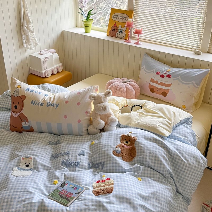 91家纺网 家纺一手货源 找家纺 美乐迪家纺 2025新款全棉毛巾绣四件套格子系列 趣味小熊