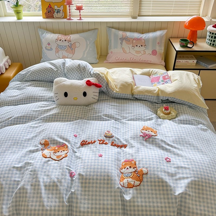 91家纺网 家纺一手货源 找家纺 美乐迪家纺 2025新款全棉毛巾绣四件套格子系列 猫咪日记