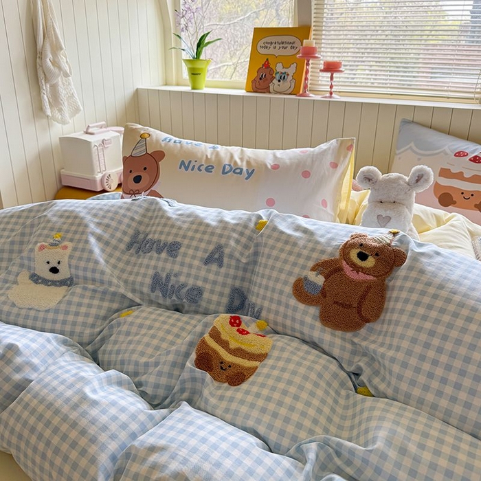 91家纺网 家纺一手货源 找家纺 美乐迪家纺 2025新款全棉毛巾绣四件套格子系列 趣味小熊